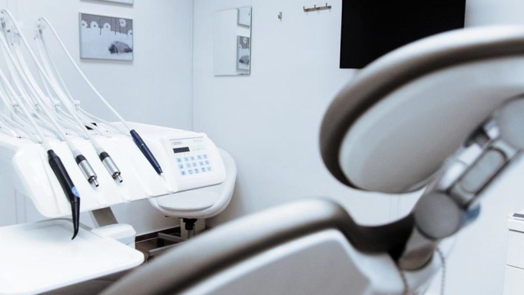 dental plumbing services with professional plumber