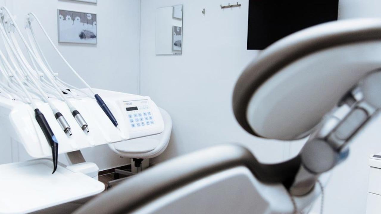 dental plumbing services with professional plumber