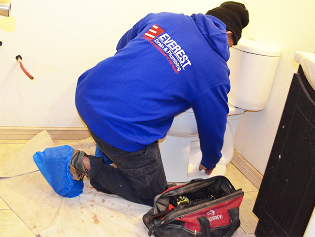 Toilet installation by everest plumbing in residence of aurora