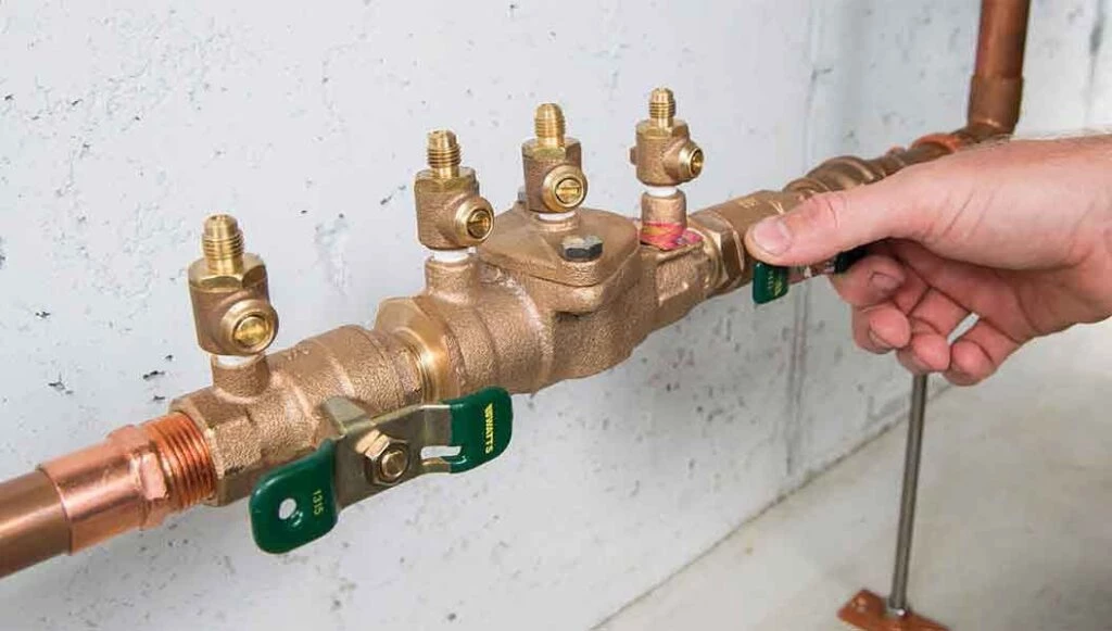 How does a backflow preventer work